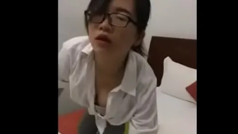 正 妹 裸体 · 三